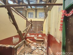 Bruk! Atap Ruang Kelas SDN di Batununggal Bandung Roboh