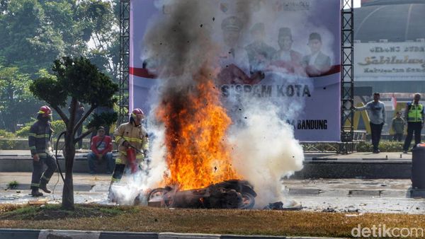 Tegang! Suasana Simulasi Pengamanan Pemilu di Bandung