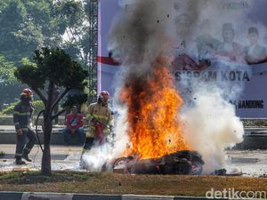 Tegang! Suasana Simulasi Pengamanan Pemilu di Bandung