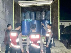 Polisi Amankan Truk Boks Bawa 8 Ton Solar Ilegal di Sinjai, 2 Orang Ditangkap