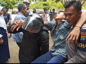 Bentrok di Batam, Belasan Pelajar Pingsan Terkena Gas Air Mata Bentrok di Batam, Belasan Pelajar Pingsan Terkena Gas Air Mata