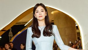Foto: Song Hye Kyo Tampil Feminin Minimalis di Singapura, Disebut Barbie Kyo