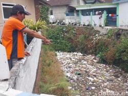 Jijik! Sungai di Kota Malang Berbau Busuk Dipenuhi Sampah dan Bangkai Hewan
