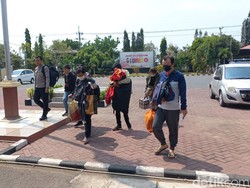 Penampakan 6 Pengunjung yang Picu Kebakaran Bromo Tiba di Polres Probolinggo