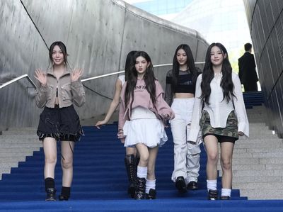 Terpesona Gaya NewJeans di Seoul Fashion Week 2023
