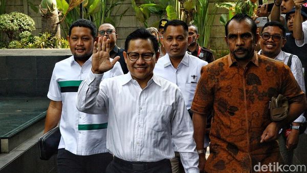 Tiba di KPK, Cak Imin Lambaikan Tangan ke Wartawan