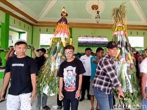 Warga Lamongan Arak Gunungan dan Ambeng Keliling Kampung Warga Lamongan Arak Gunungan dan Ambeng Keliling Kampung