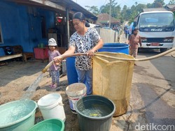 Demi Air Bersih, Warga Subang Rela Tempuh Jarak 7 Km