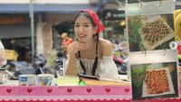 10 Potret Penjual Roti Cantik Viral di Thailand, Kini Jadi YouTuber!