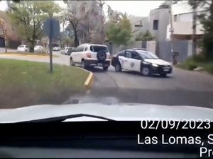 Bak Film! Aksi Pengejaran Pencuri Mobil di Argentina Berujung Kecelakaan