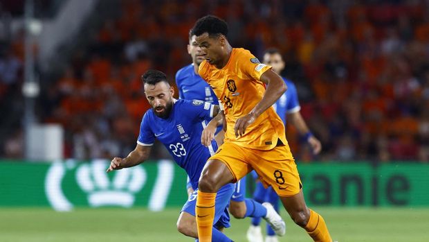 Soccer Football - Euro 2024 Qualifier - Group B - Netherlands v Greece - Philips Stadium, Eindhoven, Netherlands - September 7, 2023 Netherlands' Cody Gakpo in action with Greece's Manolis Siopis REUTERS/Piroschka Van De Wouw