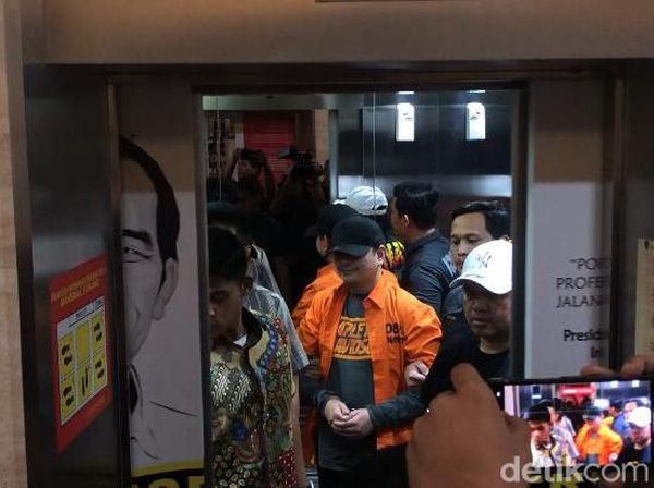 Penampakan Dito Mahendra Berbaju Tahanan Usai 4 Bulan Jadi Buronan
