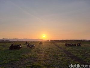 Asyiknya Berburu Sunset di Tengah Waduk Gajah Mungkur yang Mengering
