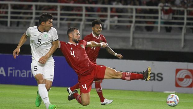 Pesepak bola Timnas Indonesia Jordi Amat (tengah) berusaha menendang bola yang coba dihalau pesepak bola Timnas Turkmenistan Bashimov Abdy (kiri) saat pertandingan persahabatan FIFA Matchday di Stadion Gelora Bung Tomo, Surabaya, Jawa Timur, Jumat (8/9/2023). ANTARA FOTO/Moch Asim/nym.