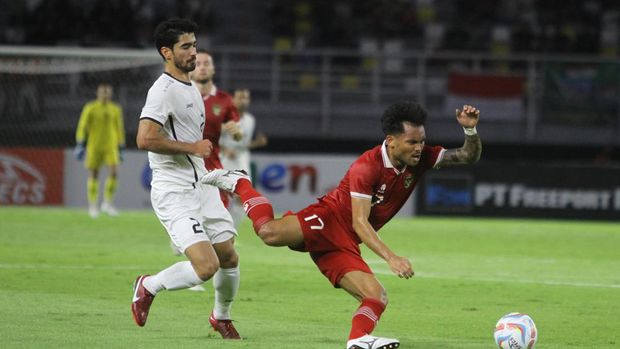Pesepak bola Timnas Indonesia Saddil Ramdani (kanan) terjatuh saat berusaha melewati pesepak bola Timnas Turkmenistan Annaagulyyev Guychmyrat (kiri) saat pertandingan persahabatan FIFA Matchday di Stadion Gelora Bung Tomo, Surabaya, Jawa Timur, Jumat (8/9/2023). ANTARA FOTO/Moch Asim/nym.