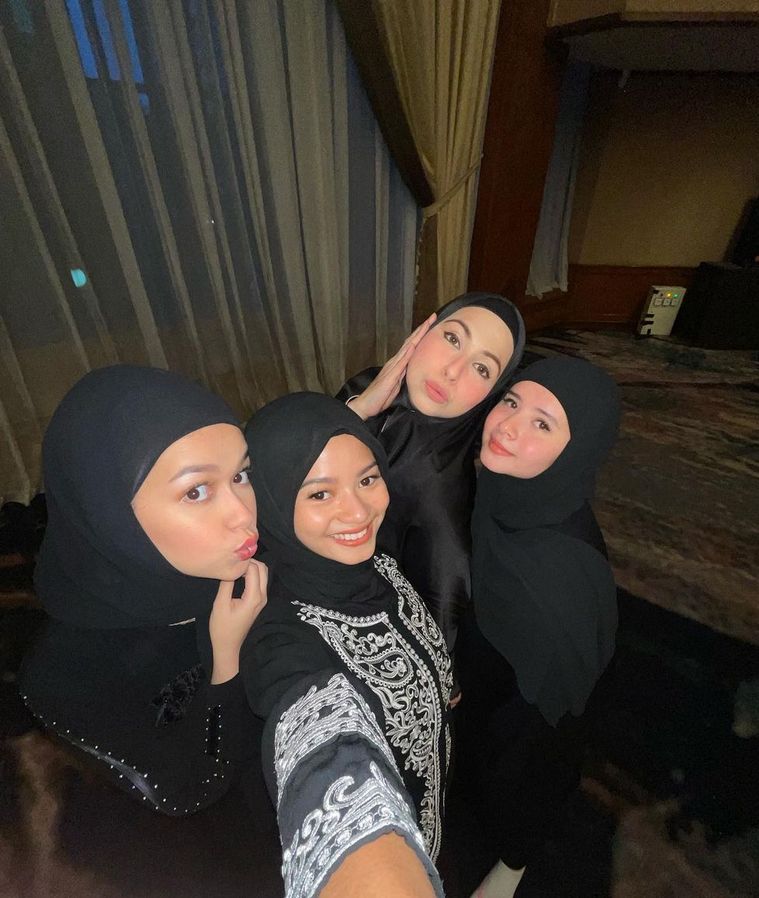 Foto selfie Rebecca Klopper, Deswita Maharani, Adzwa Aurell, dan Jovita Karen.
