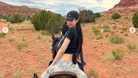 8 Gaya Jennie BLACKPINK Liburan ke Arizona, Tampil Sporty Saat Berkuda