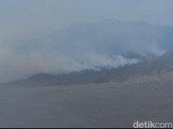 Bromo Masih Diselimuti Asap Tebal Kebakaran Lahan Imbas Flare Prewedding