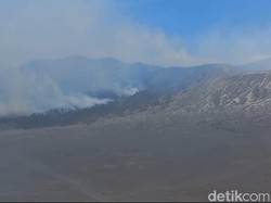 Kondisi Terkini Kebakaran Gunung Bromo yang Dipicu Flare Foto Prewedding