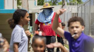 Guru-guru di Puerto Rico Protes Sekolah Mereka Tidak Punya AC