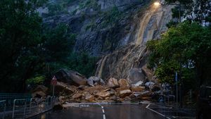 Hong Kong Banjir-Longsor Akibat Rekor Curah Hujan dalam 140 Tahun