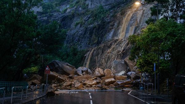 Hong Kong Banjir-Longsor Akibat Rekor Curah Hujan dalam 140 Tahun