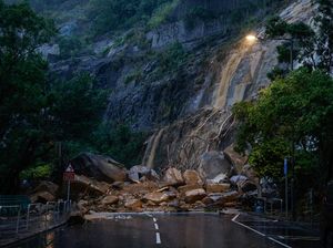 Hong Kong Banjir-Longsor Akibat Rekor Curah Hujan dalam 140 Tahun