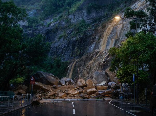 Hong Kong Banjir-Longsor Akibat Rekor Curah Hujan dalam 140 Tahun
