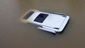 Penampakan Mobil Menyisakan Atap saat Banjir di Hong Kong