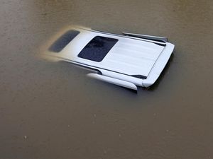 Penampakan Mobil Menyisakan Atap saat Banjir di Hong Kong