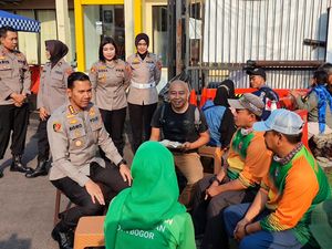 Jumat Berkah Polresta Bogor, Bagi Sarapan hingga Cek Kesehatan Gratis Jumat Berkah Polresta Bogor, Bagi Sarapan hingga Cek Kesehatan Gratis