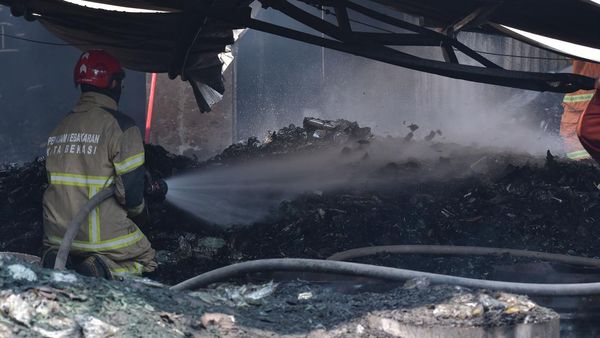 Potret Gudang Obat Nyamuk di Bekasi Ludes Terbakar