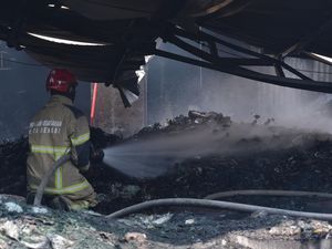 Potret Gudang Obat Nyamuk di Bekasi Ludes Terbakar Potret Gudang Obat Nyamuk di Bekasi Ludes Terbakar