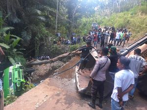 Angkot Masuk Jurang di Sikka, 13 Orang Luka-luka