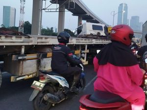 Truk Kontainer Terguling di Flyover Kuningan Arah Semanggi, Lalin Macet