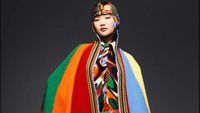 10 Koleksi Emilio Pucci Fall 2023, Busana Penuh Warna