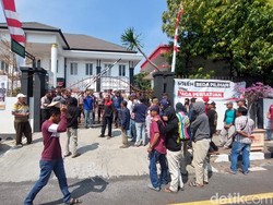 Massa Geruduk Kejari Kendal Kawal Pemeriksaan Carik Botomulyo