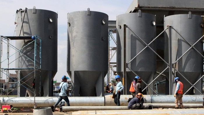 Mengintip Pembangunan Proyek Pengolahan Air Minum Pekerja menyambungkan pipa besi pada proyek instalasi pembuatan air minum atau Water Treatment Plant (WTP) di Pandanwangi, Malang, Jawa Timur, Jumat (8/9/2023). Proyek koordinasi tiga pihak yakni Pemkot Malang, Perum Jasa Tirta I dan Perumda Tugu Tirta dengan nilai investasi sebesar Rp74 miliar tersebut mempergunakan air sungai Bango untuk dimasak menjadi air minum dengan kapasitas sebesar 200 lps (liter per second) serta ditargetkan berakhir pada tamat tahun 2023. ANTARA FOTO/Ari Bowo Sucipto/nym.