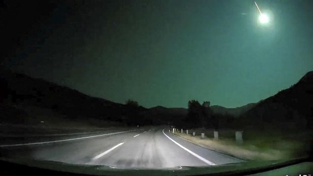 A meteor lights up the night sky in Turkey's Gumushane Province, September 2, 2023, in this still image obtained from social media dashcam video. X (Twitter)/@HABIP785 via REUTERS  THIS IMAGE HAS BEEN SUPPLIED BY A THIRD PARTY. MANDATORY CREDIT. NO RESALES. NO ARCHIVES.