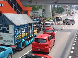 Mobil Tabrak Separator Busway di Jl MT Haryono, Lalin Sempat Macet