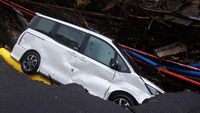 Mobil Terperosok Akibat Longsor di Hong Kong