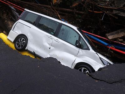Mobil Terperosok Akibat Longsor di Hong Kong
