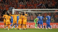 Belanda membuka skor pada menit ke-17. Marten de Roon membobol gawang Yunani lewat bola sepakan di kotak penalti, memanfaatkan situasi sepak pojok.  