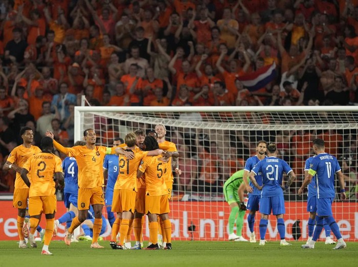 Momen Belanda Bantai Yunani 3-0 di Kualifikasi Euro 2024 Timnas Belanda meraih poin penuh saat menjamu Yunani pada laga Kualifikasi Piala Eropa 2024. Virgil van Dijk cs menang 3-0. Duel berlangsung di Philips Stadion, Jumat (8/9/2023) dini hari WIB.