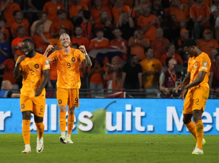 Timnas Belanda meraih poin penuh saat menjamu Yunani pada laga Kualifikasi Piala Eropa 2024. Virgil van Dijk cs menang 3-0. Duel berlangsung di Philips Stadion, Jumat (8/9/2023) dini hari WIB.