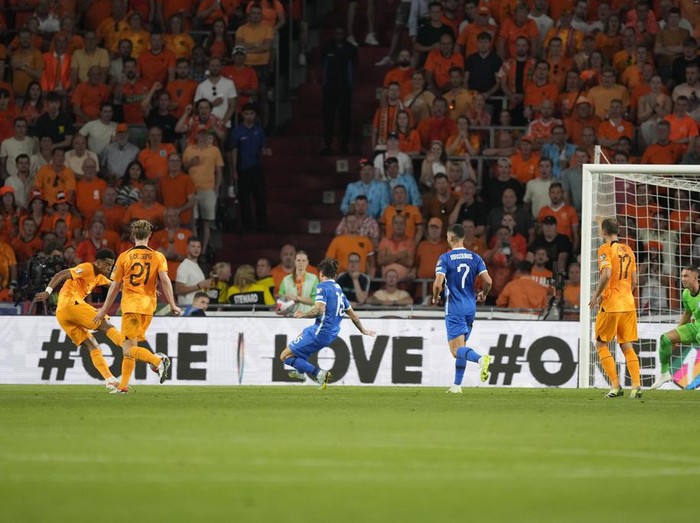 Timnas Belanda meraih poin penuh saat menjamu Yunani pada laga Kualifikasi Piala Eropa 2024. Virgil van Dijk cs menang 3-0. Duel berlangsung di Philips Stadion, Jumat (8/9/2023) dini hari WIB.