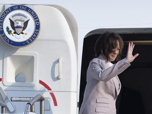 Momen Wapres AS Kamala Harris Tinggalkan Indonesia Momen Wapres AS Kamala Harris Tinggalkan Indonesia