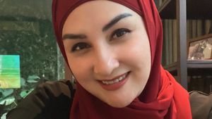 7 Gaya Mona Ratuliu Tampil Berhijab, Makin Cantik di Usia 41