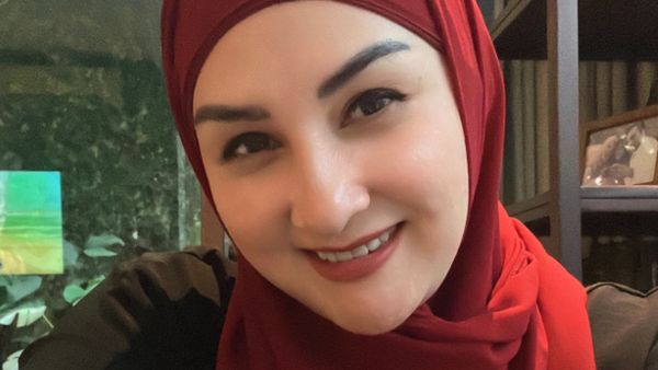 7 Gaya Mona Ratuliu Tampil Berhijab, Makin Cantik di Usia 41