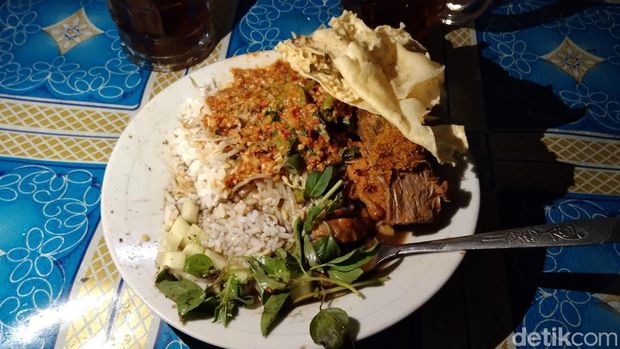 Nasi pecel kuah rawon di Pecel Pucang Moroseneng Surabaya